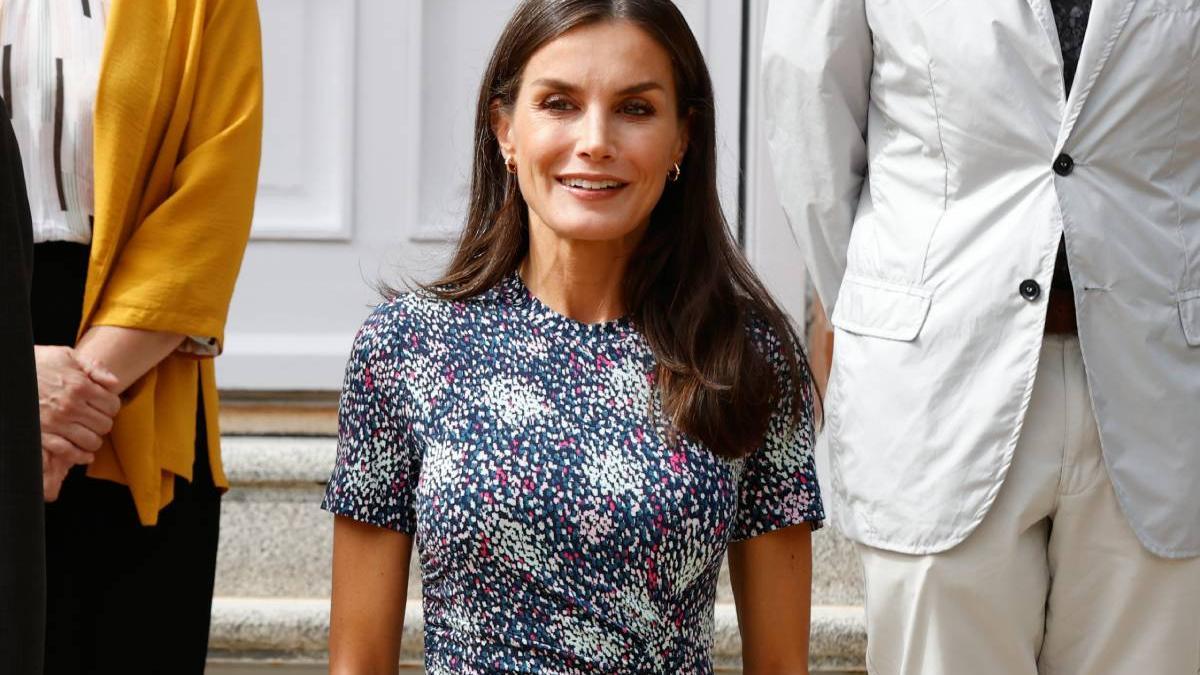 La reina Letizia con el vestido estampado puntillista de Hugo Boss