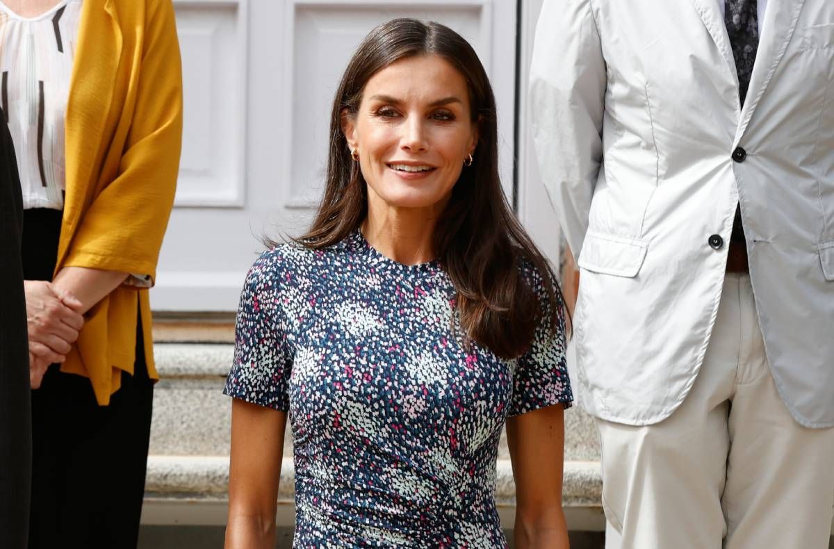 La reina Letizia con el vestido estampado puntillista de Hugo Boss