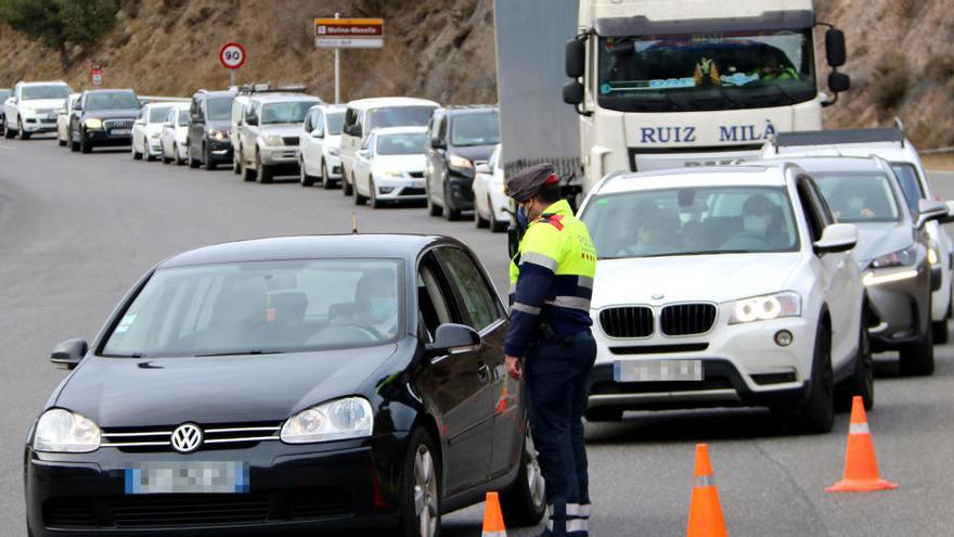 Cues en un control policial per sortir de la Cerdanya.