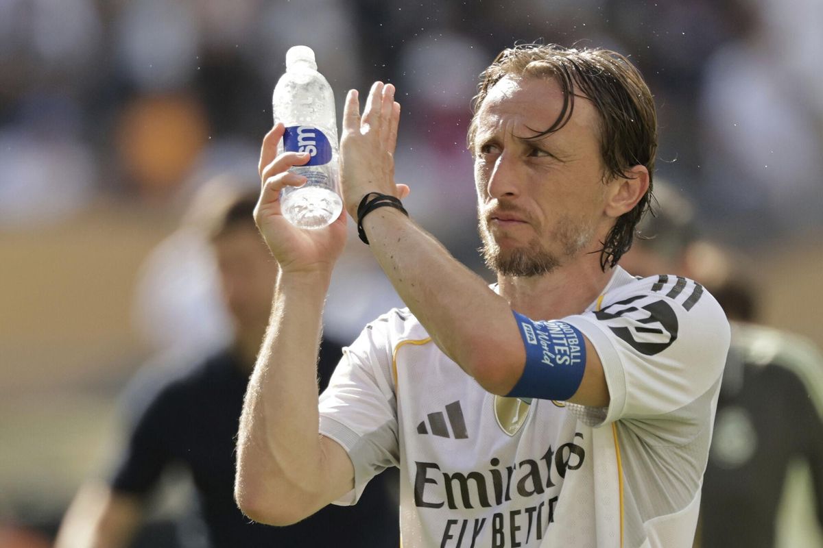 Real Madrid's Luka Modric applauds after the Club World Cup semifinal soccer match between PSG and Real Madrid in East Rutherford, N.J., Wednesday, July 9, 2025. (AP Photo/Adam Hunger). EDITORIAL USE ONLY/ONLY ITALY AND SPAIN