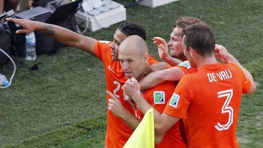 Holanda hace pleno contra Chile (2-0)