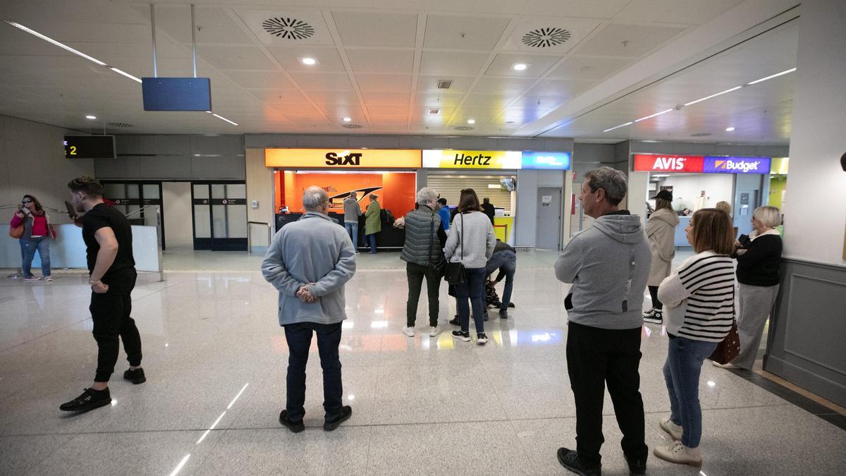 Pasajeros esperan en el interior de la terminal, el pasado diciembre.