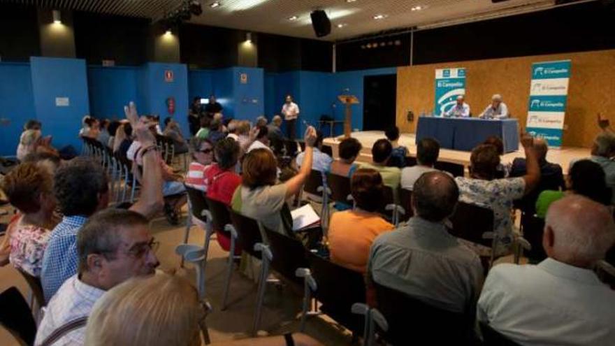 Un momento de la reunión de ayer entre el alcalde y vecinos afectados por los malos olores.