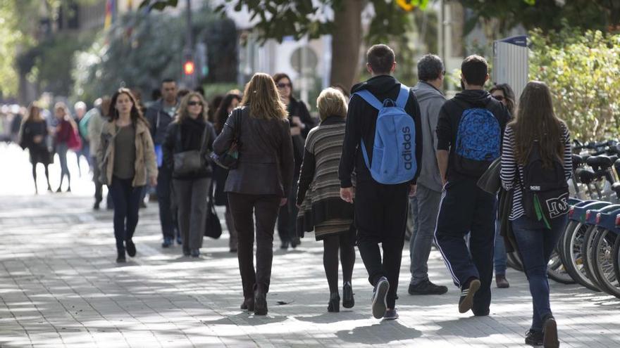 Universitarios en el campus de Blasco Ibáñez.