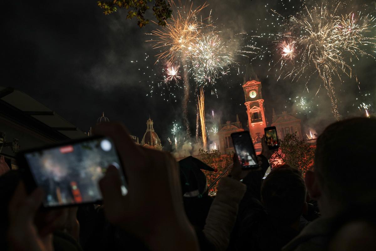 Cientos de personas ha recibido el año nuevo en la plaza del Ayuntamiento de València, en la primera Nochevieja sin restricciones tras la pandemia. EFE/Manuel Bruque
