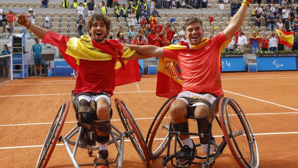 Martín de la Puente y Daniel Caverzaschi celebran su bronce en tenis en los Juegos Paralímpicos de París.