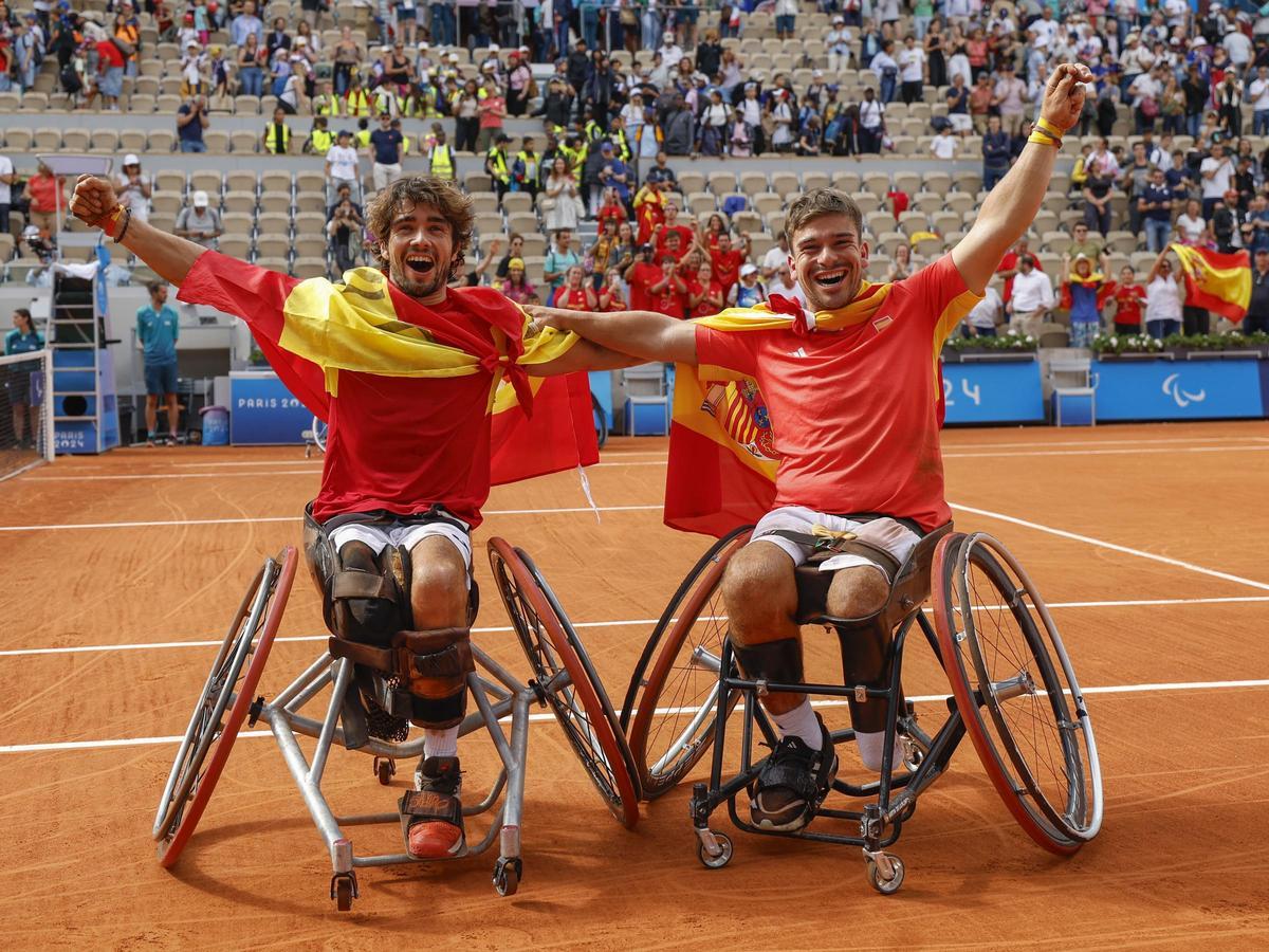 Martín de la Puente y Daniel Caverzaschi celebran su bronce en tenis en los Juegos Paralímpicos de París.