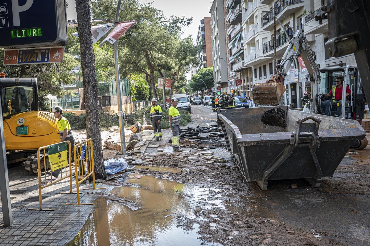 Escape de agua de grandes dimensiones en la avenida Pedralbes con el paseo Manuel Girona de Barcelona