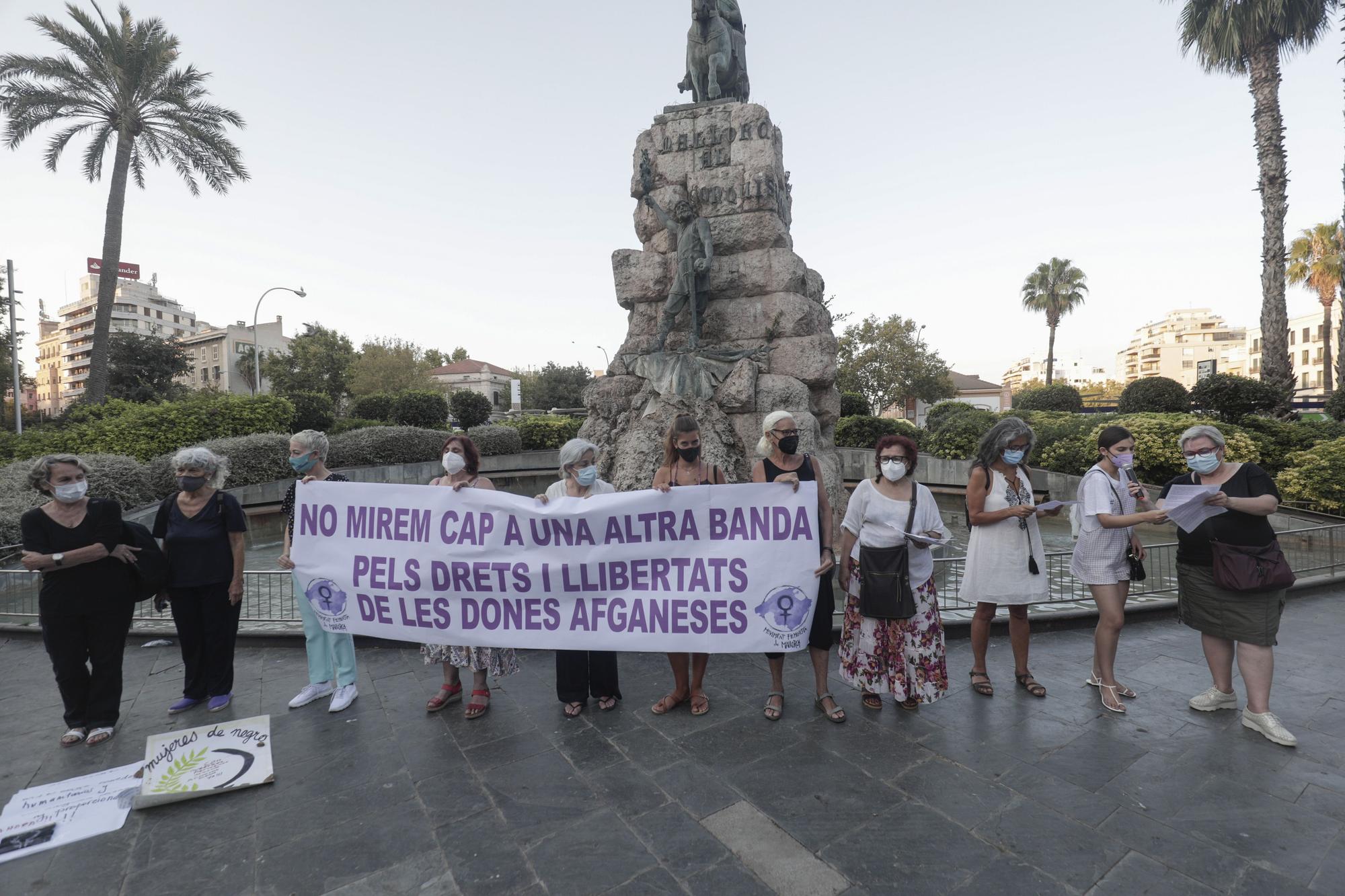 El movimiento feminista se manifiesta en pro de los derechos de la mujer afgana