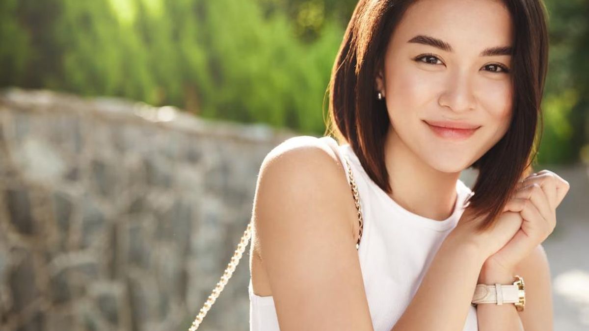 Una coreana luce su rostro al sol