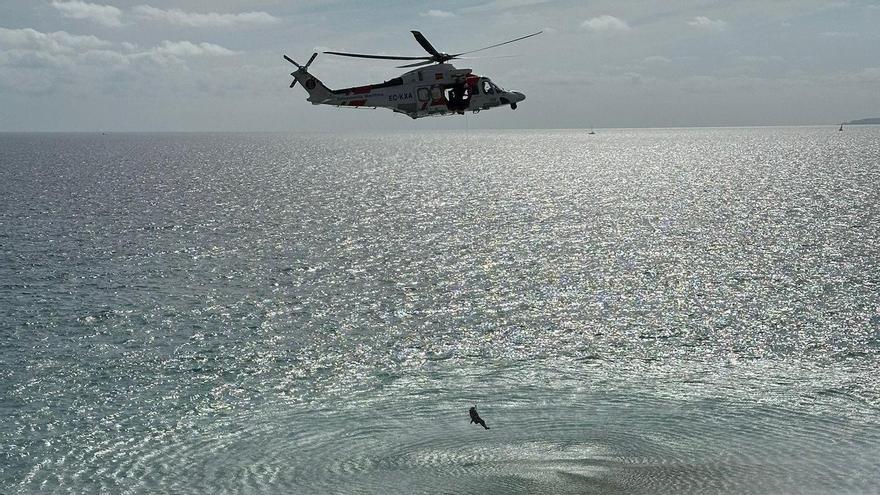 Momento en el que el helicóptero iza al herido para trasladarlo al hospital.