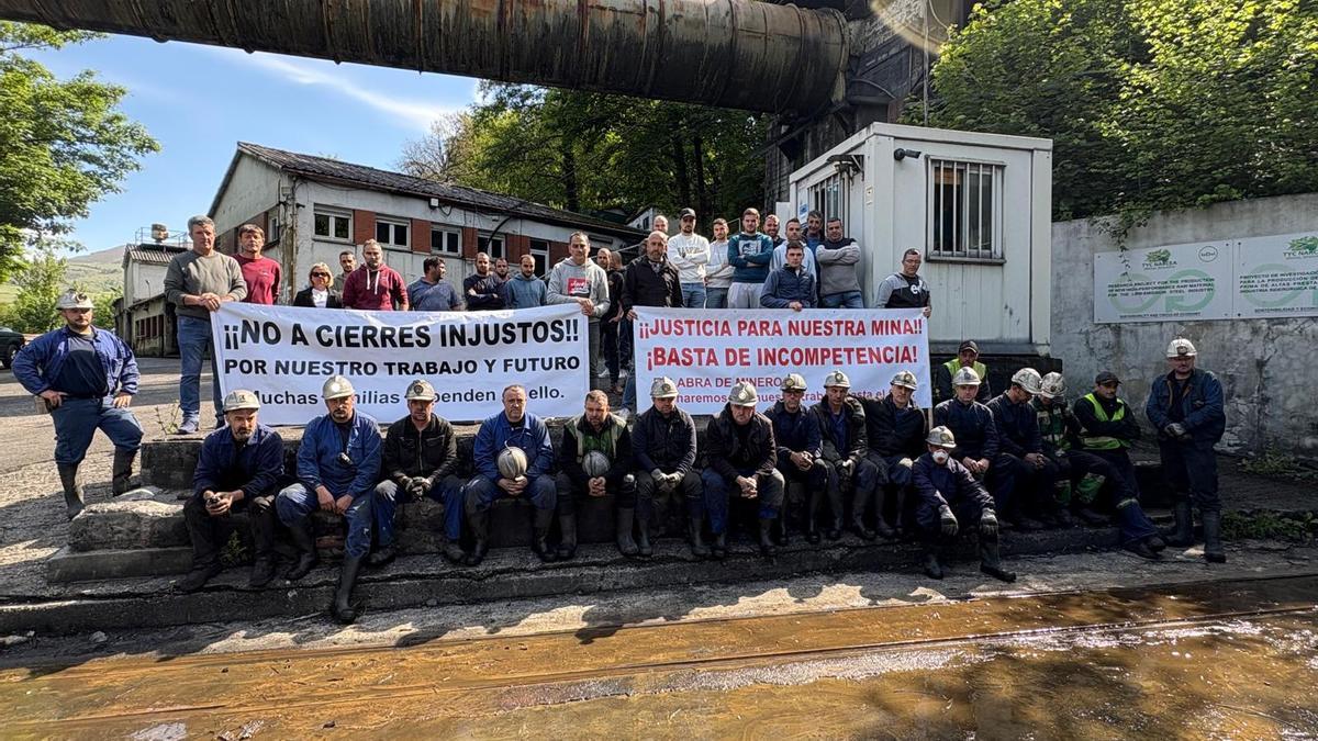 Los trabajadores de la mina de Cangas del Narcea llevarán su protesta a Oviedo: “Tenemos la moral por los suelos”