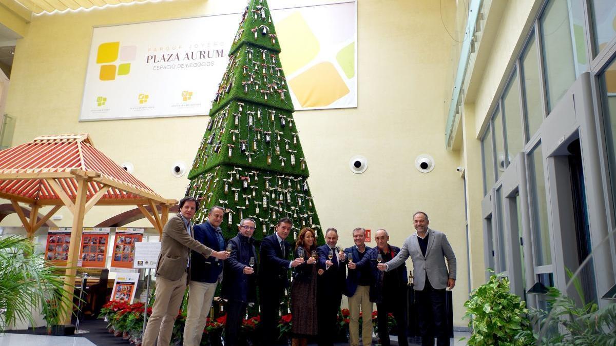 El Parque Joyero adorna un árbol de Navidad  con medio millar de botellas de aceite cordobés