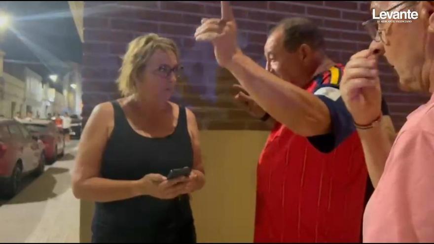 La alcaldesa de Benetússer habla con un vecino sobre el derrumbe de una finca