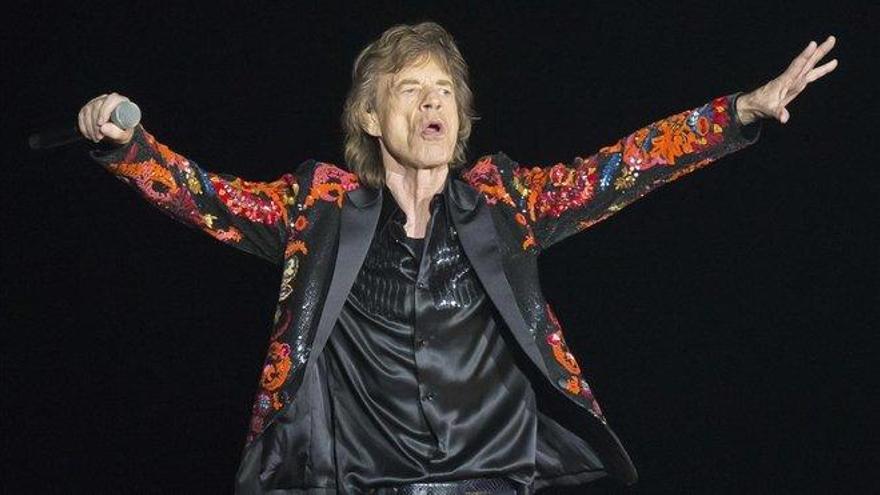 Jagger ya baila tras la operación de corazón