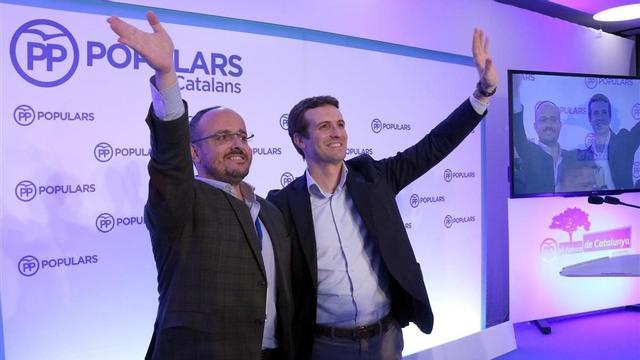Alejandro Fernández y Pablo Casado durante el congreso en Sitges.