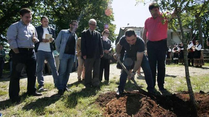 Na foto superior, plantación da árbore na memoria do xornalista asasinado. Á esquerda, Fernando Froiz saúda ao historiador ante a placa de seu pai.