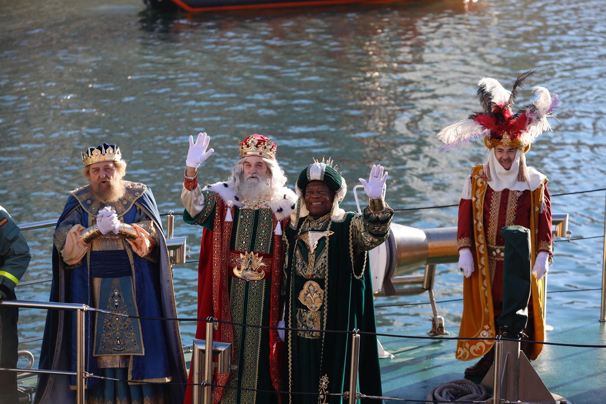 Los Reyes Magos llegan a Gijón en barco