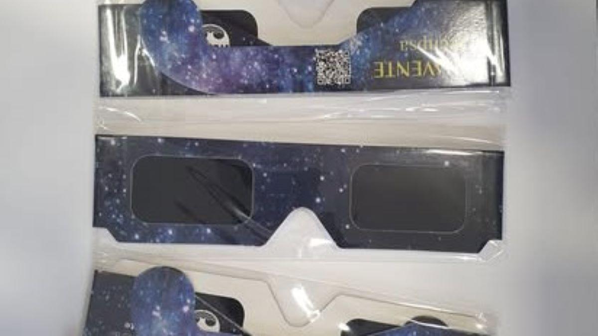 Las gafas para el eclipse solar del día 12 que el Ayuntamiento vende al precio de un euro.