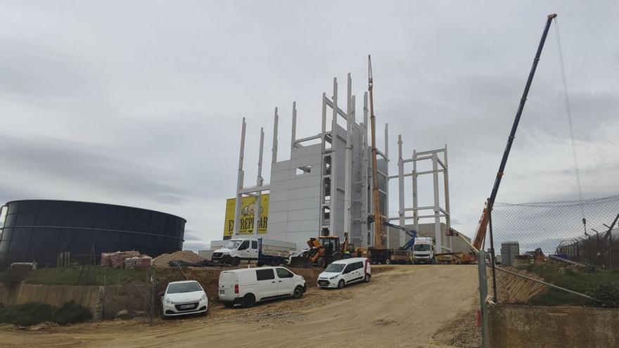 Grúas de hasta 60 metros de altura están facilitando los trabajos de construcción de las instalaciones adicionales de Prolactea para la transformación de suero en polvo.