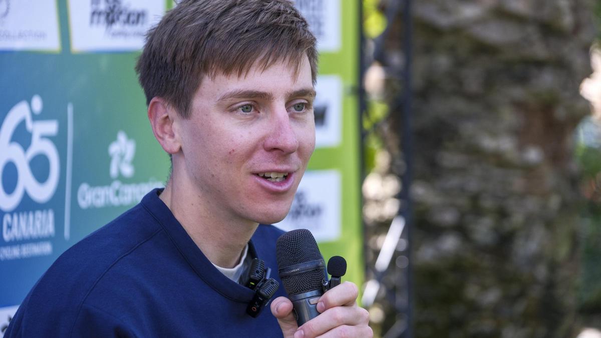 Tadej Pogacar durante la rueda de prensa de esta mañana.