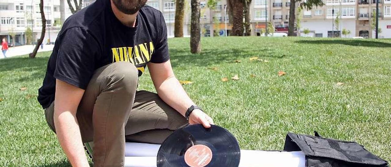 Pablo Rivadulla posa con algunos de sus vinilos en la alameda. // Bernabé/J. Carlos Asorey