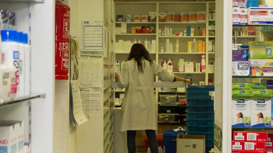 Una mujer en una farmacia de las Islas.