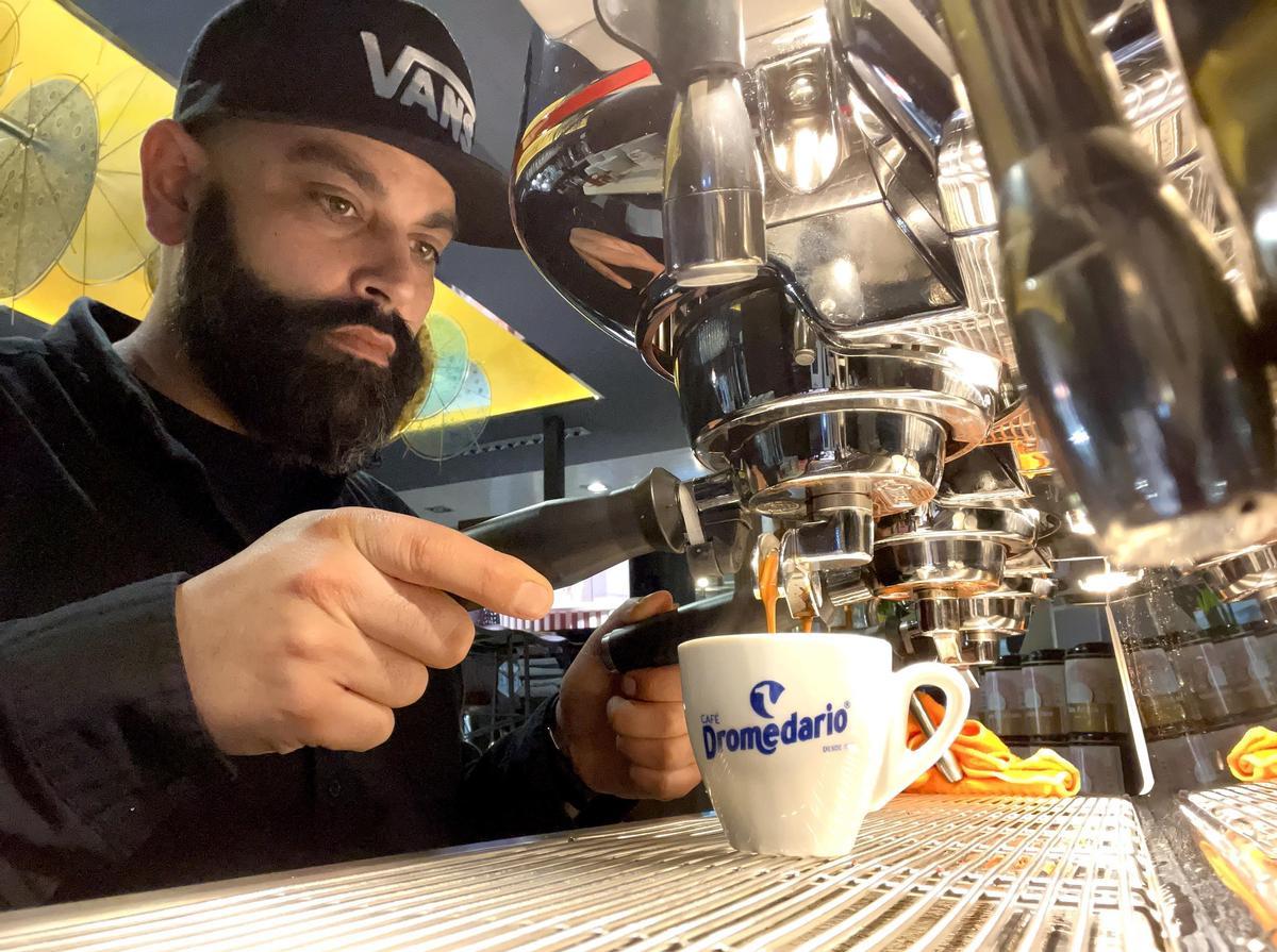 Bruno desarrolló la mayor parte de su vida profesional como responsable comercial de Cafés Dromedario en Galicia