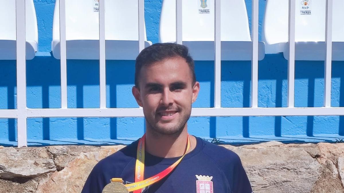 Manuel Bermúdez posa con su medalla de oro