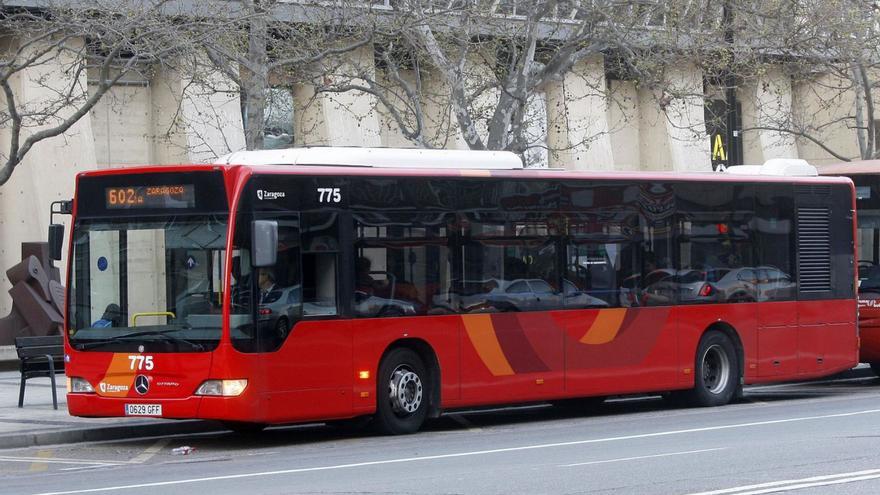 Un autobús metropolitano del Consorcio de Zaragoza, en la parada del paseo María Agustín de Zaragoza. | JAIME GALINDO