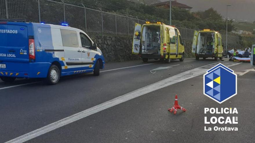 Efectivos de Policía Local y sanitarios del SUC en el accidente de La Orotava.