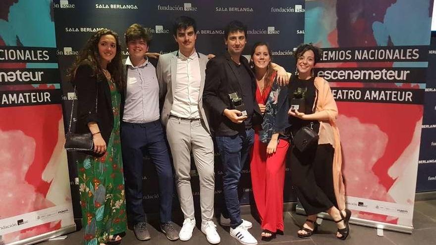 Miembros de la compañía de teatro Noite Bohemia posan con los premios.