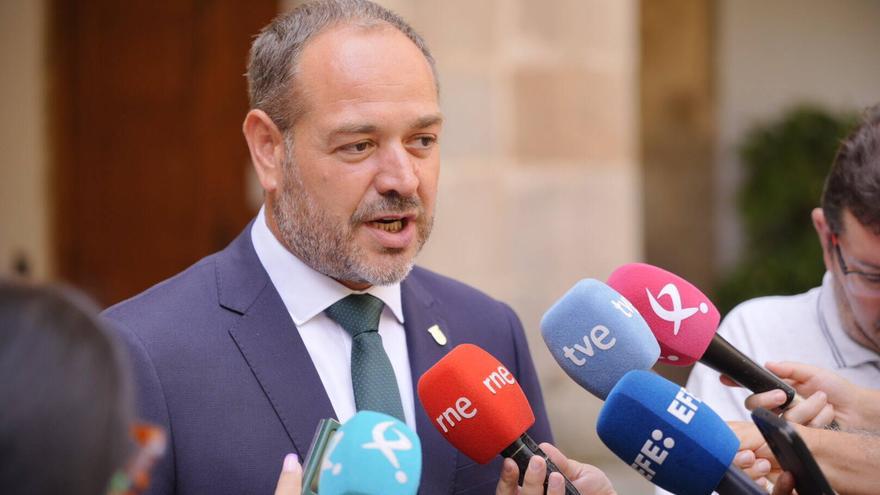 La Junta de Extremadura eleva el tono contra el Gobierno de Sánchez por los retrasos, recortes y carencias en tren, autobús y aeropuerto