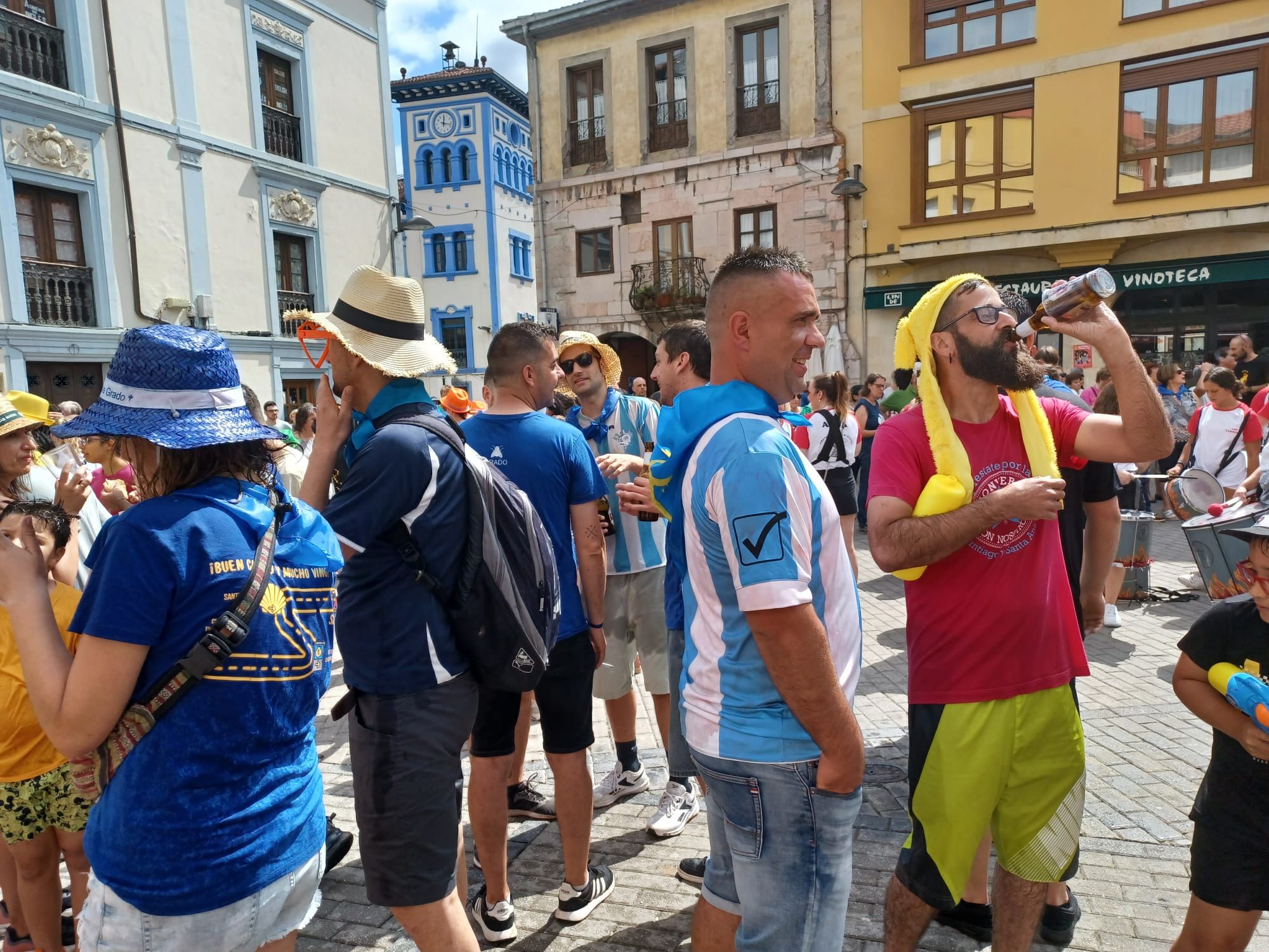 Miles de personas se mojan en Grado: así ha sido el desfile del agua por el centro de la villa moscona