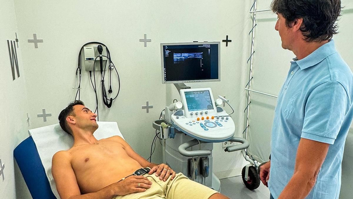 Juanma Bravo, pasando el reconocimiento médico con el doctor Paco Martínez