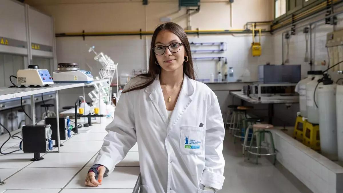 Mireia Arana acaba de finalitzar el Batxillerat i sha matriculat a un Grau Superior de Productes Farmacèutics. Mireia Arana acaba de finalitzar el Batxillerat i sha matriculat a un Grau Superior de Productes Farmacèutics.