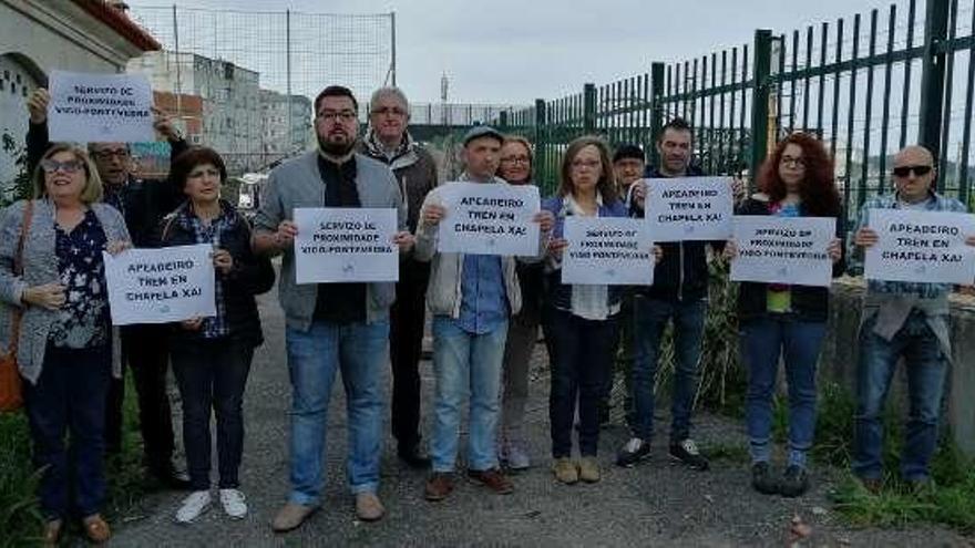 Los candidatos del BNG de Vigo y Redondela con vecinos. // FdV