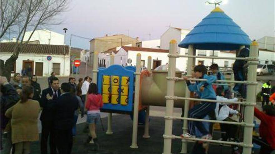 Nevado inaugura un albergue y la reforma del parque del Matadero de Fuente del Maestre