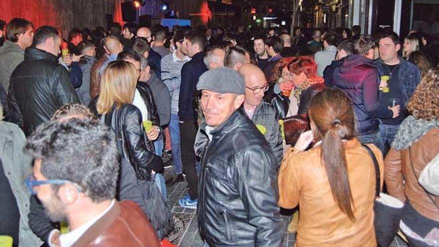 La calle de la Murta se llenó de jóvenes desde primeras horas de la noche.