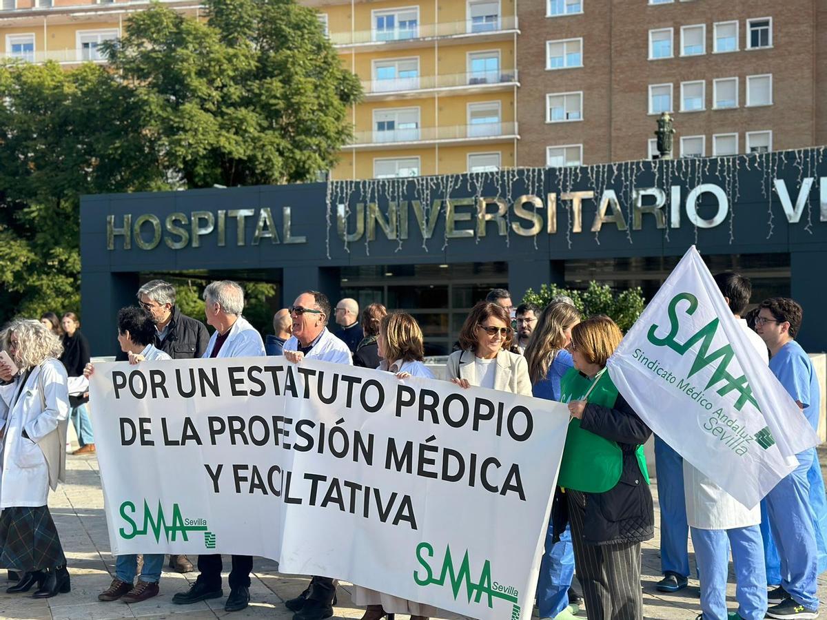 Un grupo de médicos se concentra en la entrada del Hospital VIrgen del Rocío el primer día de huelga.