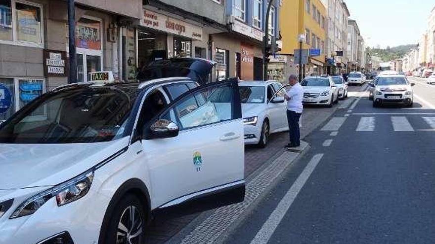 Taxis, ayer, a la espera de clientes en la parada de Arteixo.