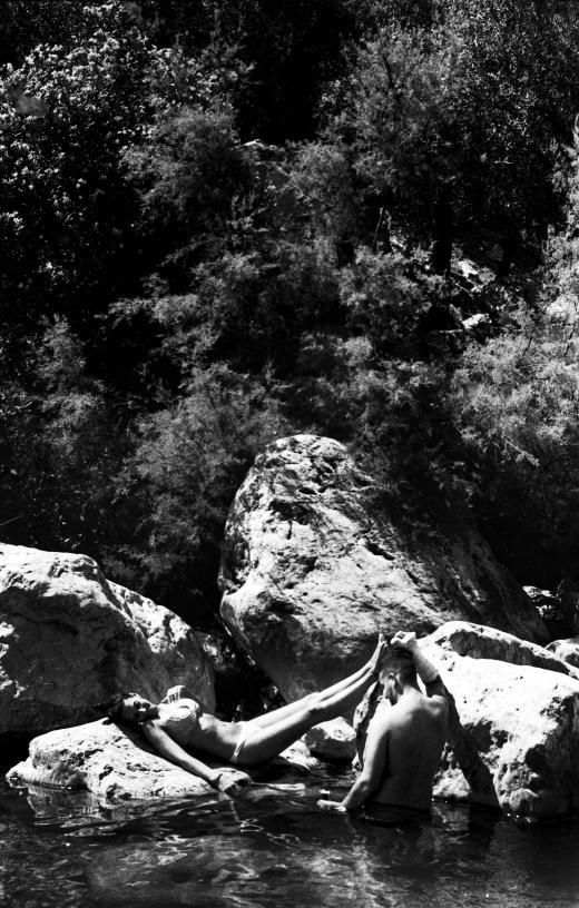 Una pareja, en la poza del río Sábar, cerca de la aldea de Mondrón (Málaga).