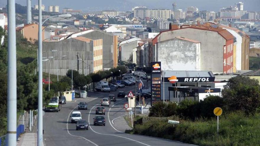 Varios vehículos circulan por el tramo en el que está previsto construir el enlace de Meicende.