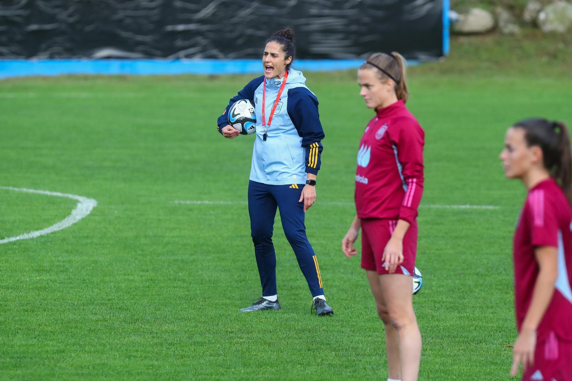 Las imágenes del histórico entrenamiento de la selección española femenina en Burgáns