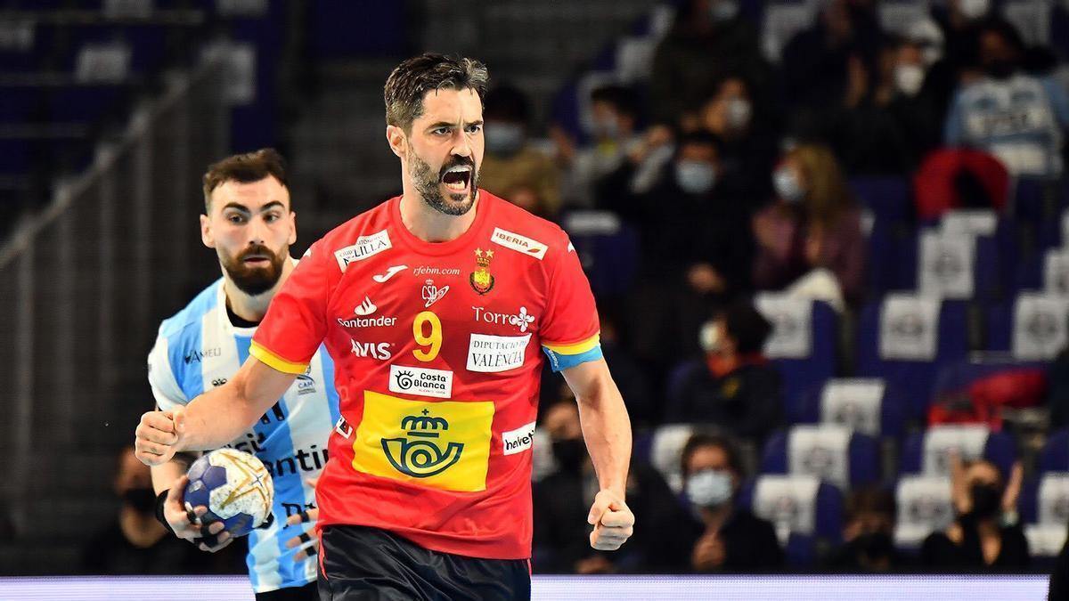 Raúl Entrerríos celebra un gol con la selección española de balonmano
