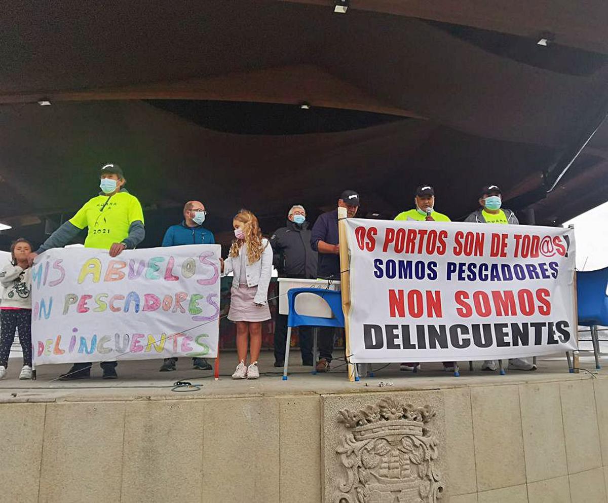 Pancartas con el lema “Somos pescadores, non delincuentes”. | // S.Á.