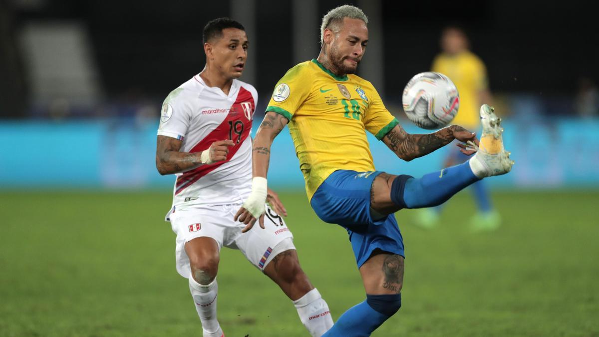 Neymar pelea un balón en el Brasil - Perú.