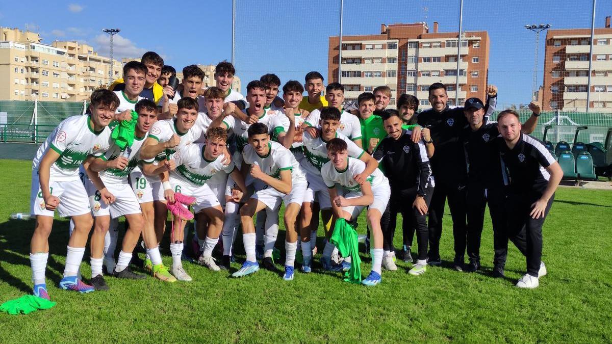 Los jugadores del Elche Juvenil A celebran su clasificación para la Copa del Rey, tras ganar este domingo al Alzira