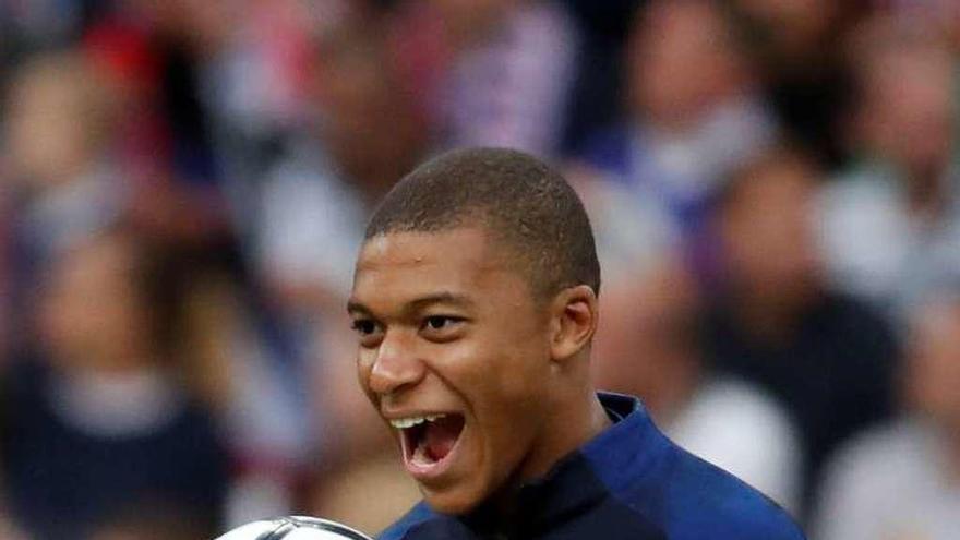 Mbappe calentando en el duelo de ayer entre Francia y Holanda.