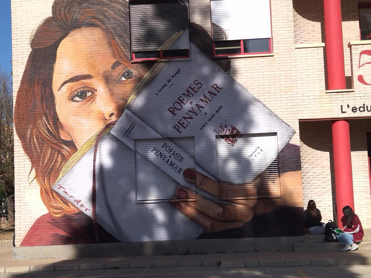 Mural dedicado a Maria Ibars y que pintó el artista Tardor en la fachada del instituto que lleva el nombre de la escritora